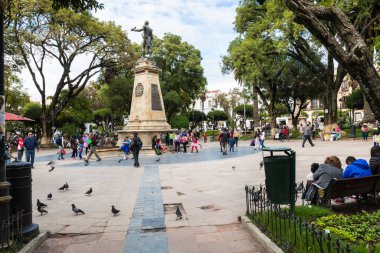 Sucre, Boliwia - 08 Şubat 2018: Main square ve heykel 