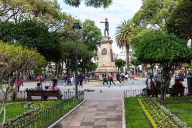 Sucre, Boliwia - 08 Şubat 2018: Main square ve heykel 