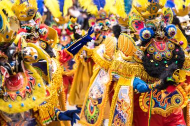 : Oruro, Bolivia - 10 Şubat 2018: Oruro karnaval, dansçılar