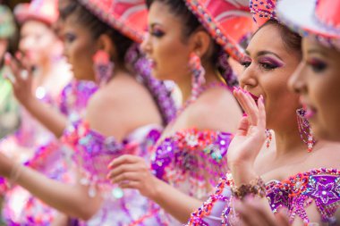 : Oruro, Bolivia - 10 Şubat 2018: Oruro karnaval, dansçılar