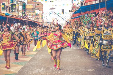 : Oruro, Bolivia - 10 Şubat 2018: Oruro karnaval, dansçılar