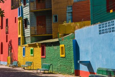 Renkli alan Buenos Aires'teki La Boca mahallelerde. Sokak ben