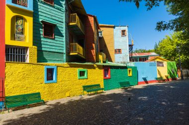 Renkli alan Buenos Aires'teki La Boca mahallelerde. Sokak ben