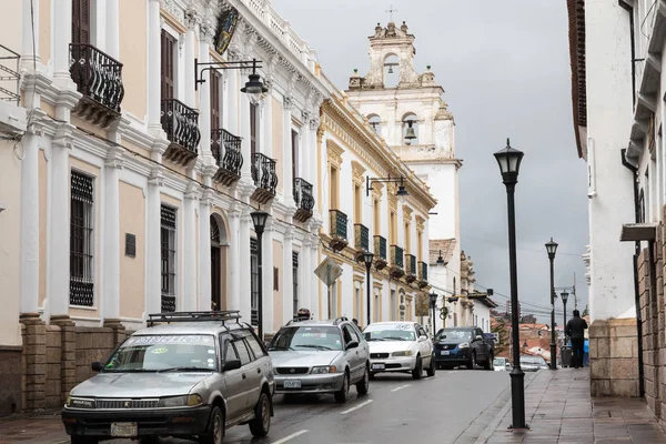 SUCRE, BOLIWIA - 08 DE FEBRERO DE 2018: Calle en Sucre. Sucre es th — Foto de Stock