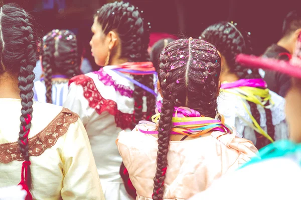 SUCRE, BOLIVIA - 8 DE FEBRERO DE 2018: Bailarines en el Carnaval de Sucre en — Foto de Stock