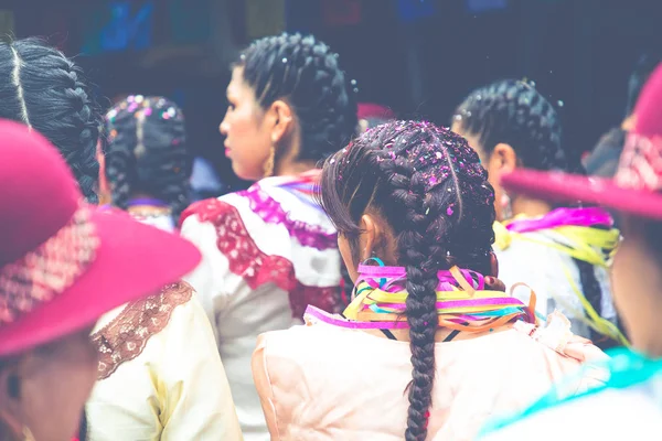 SUCRE, BOLIVIA - 8 DE FEBRERO DE 2018: Bailarines en el Carnaval de Sucre en —  Fotos de Stock