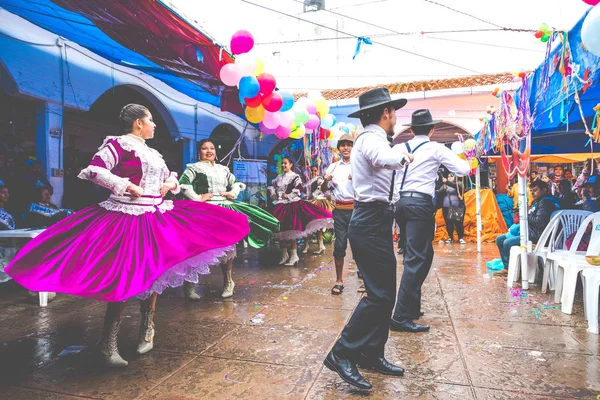 SUCRE, BOLIVIA - 8 DE FEBRERO DE 2018: Bailarines en el Carnaval de Sucre en —  Fotos de Stock