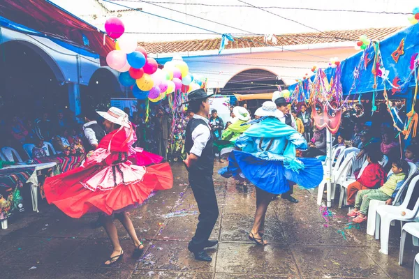 SUCRE, BOLIVIA - 8 DE FEBRERO DE 2018: Bailarines en el Carnaval de Sucre en — Foto de Stock