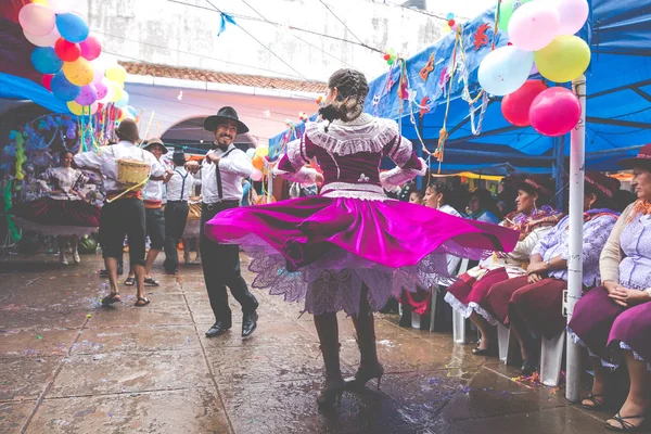 SUCRE, BOLIVIA - 8 DE FEBRERO DE 2018: Bailarines en el Carnaval de Sucre en — Foto de Stock