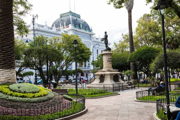 SUCRE, BOLIWIA - 08 DE FEBRERO DE 2018: Plaza principal y la estatua —  Fotos de Stock