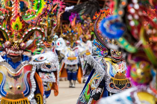 Oruro, bolivien - 10. februar 2018: tänzer beim oruro-karneval in — Stockfoto