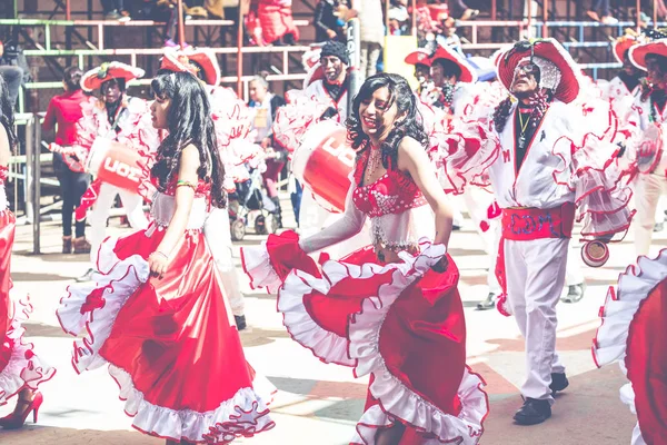 ORURO, BOLÍVIA - FEVEREIRO 10, 2018: Dançarinos no Carnaval de Oruro em — Fotografia de Stock