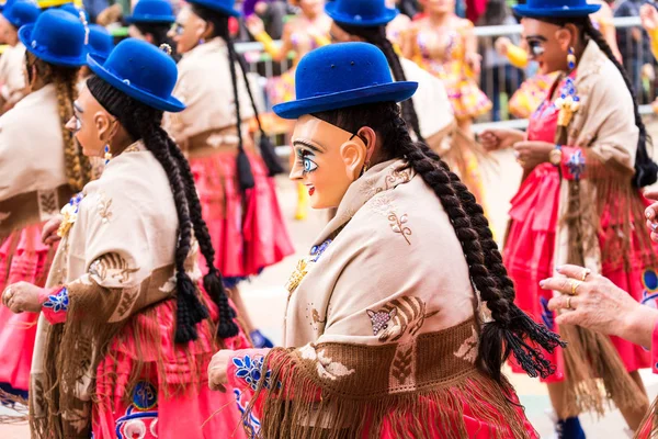 ORURO, BOLIVIA - 10 DE FEBRERO DE 2018: Bailarines en el Carnaval de Oruro — Foto de Stock