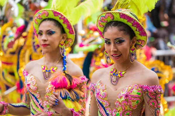 : Oruro, Bolivia - 10 Şubat 2018: Oruro karnaval, dansçılar