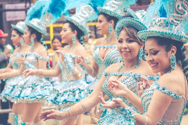 ORURO, BOLÍVIA - FEVEREIRO 10, 2018: Dançarinos no Carnaval de Oruro em — Fotografia de Stock