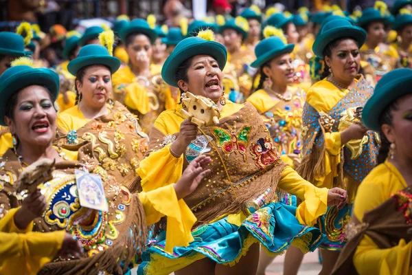 Oruro, bolivien - 10. februar 2018: tänzer beim oruro-karneval in — Stockfoto