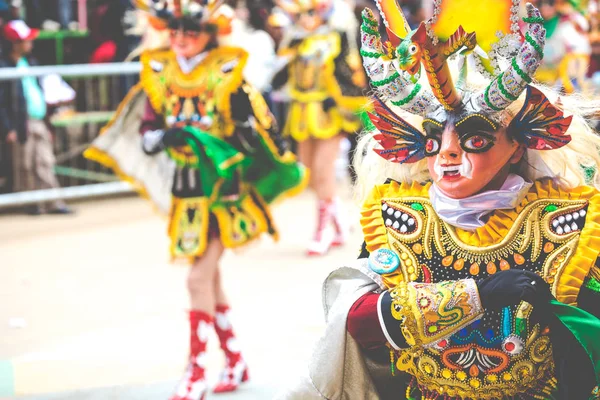 Oruro, Bolivia -, 10 februari 2018: Dansers bij Oruro carnaval in — Stockfoto