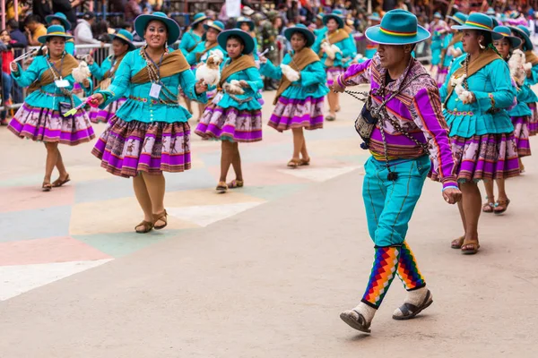 Oruro, bolivien - 10. februar 2018: tänzer beim oruro-karneval in — Stockfoto