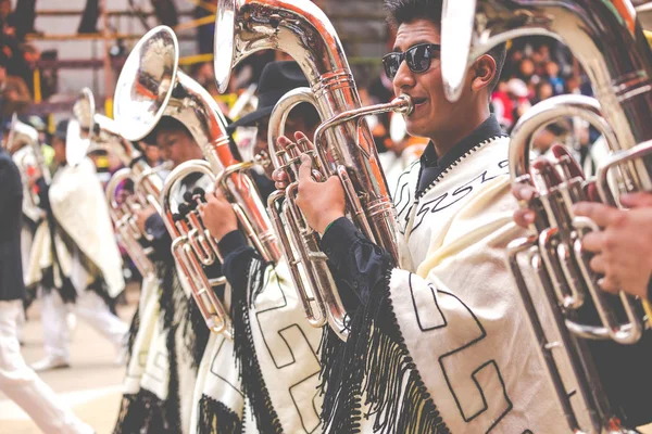 ORURO, BOLÍVIA - FEVEREIRO 10, 2018: Dançarinos no Carnaval de Oruro em — Fotografia de Stock