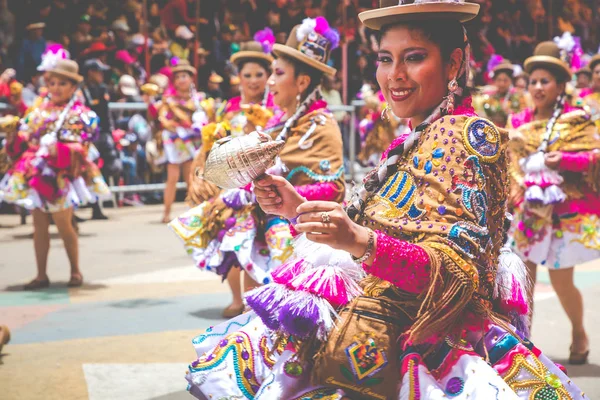 Oruro, bolivien - 10. februar 2018: tänzer beim oruro-karneval in — Stockfoto