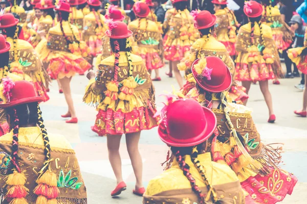 ORURO, BOLIVIA - 10 DE FEBRERO DE 2018: Bailarines en el Carnaval de Oruro — Foto de Stock