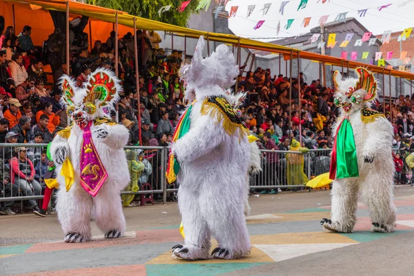 Oruro, bolivien - 10. februar 2018: tänzer beim oruro-karneval in — Stockfoto