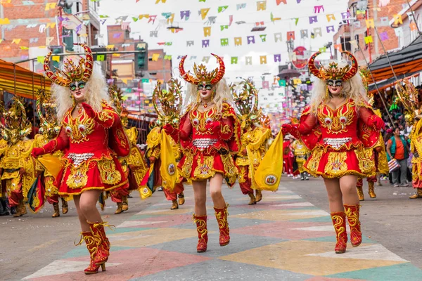 Oruro, bolivien - 10. februar 2018: tänzer beim oruro-karneval in — Stockfoto