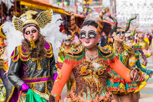 ORURO, BOLÍVIA - FEVEREIRO 10, 2018: Dançarinos no Carnaval de Oruro em — Fotografia de Stock