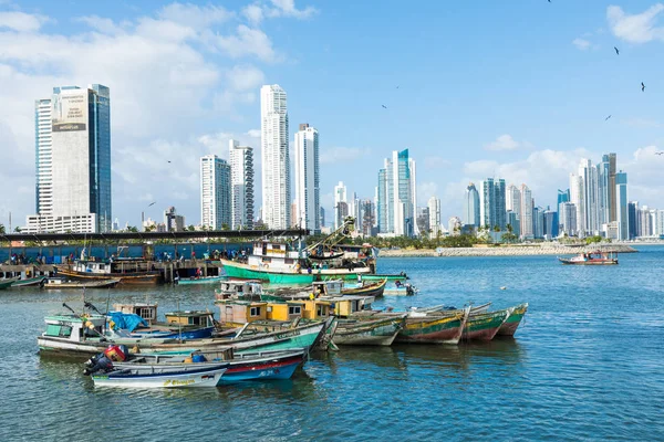 Fishing boats and Yachts in the Bay of Panama with the Skyline o — Stock Photo, Image