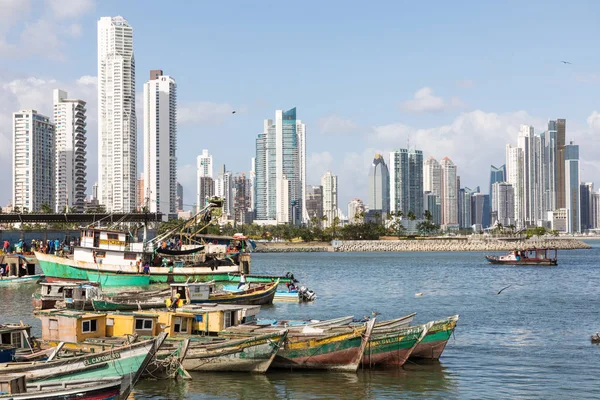 Rybackie łodzie i jachty w zatoce Panama z Skyline o — Zdjęcie stockowe