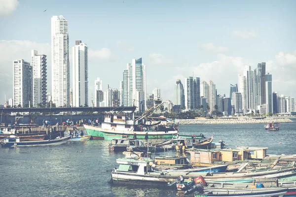 Rybackie łodzie i jachty w zatoce Panama z Skyline o — Zdjęcie stockowe