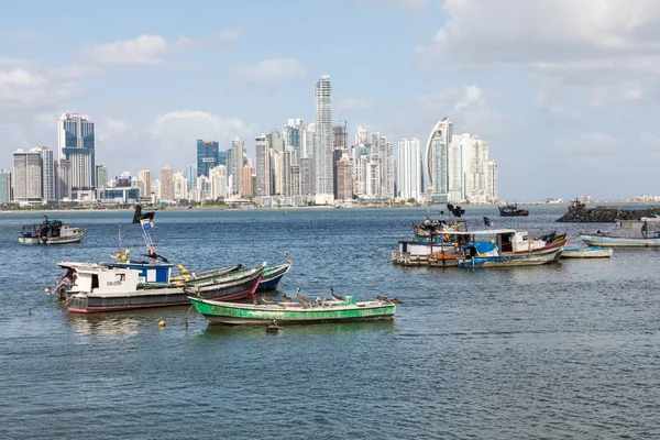 Barcos de pesca e iates na Baía do Panamá com o Skyline o — Fotografia de Stock