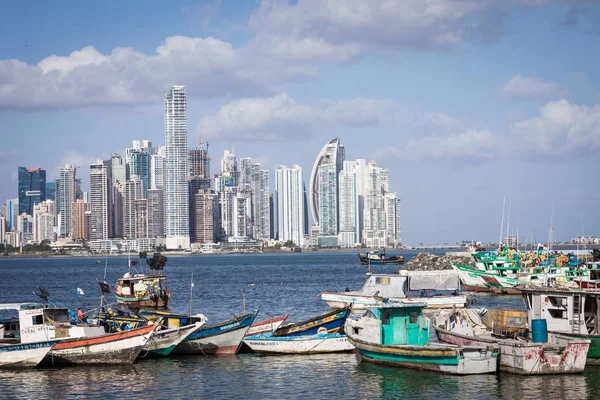 Vissen, boten en jachten in de baai van Panama met de Skyline-o — Stockfoto