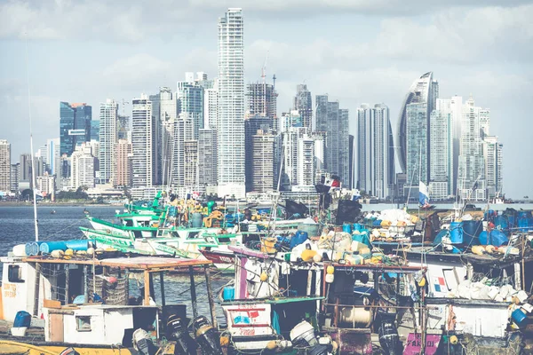 Barcos de pesca y Yates en la Bahía de Panamá con el Skyline o — Foto de Stock