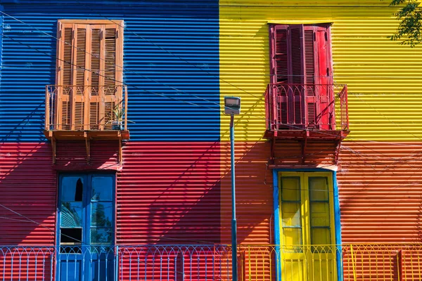 Красочный район в районе Ла-Бока в Буэнос-Айресе. Улица i — стоковое фото
