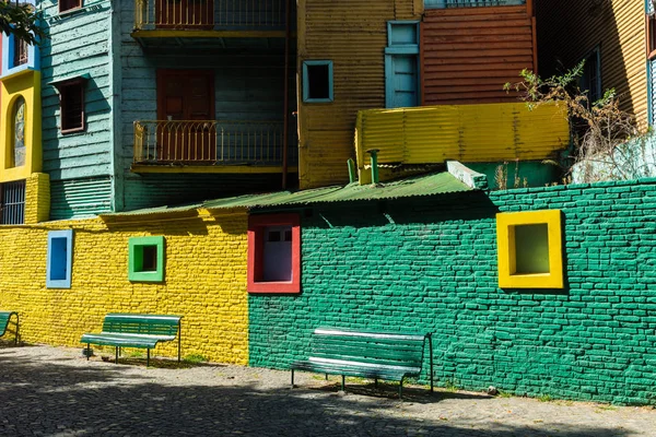 Barevné oblasti ve čtvrti La Boca v Buenos Aires. Ulice i — Stock fotografie