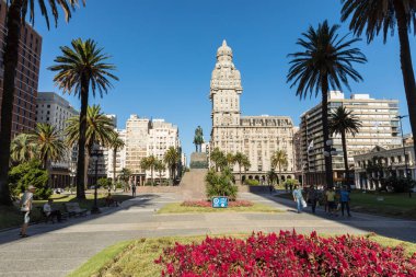 MONTEVIDEO, URUGUAY - FEBRUARY 04, 2018: Plaza indepedencia with clipart