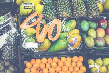 Pazar durak tropikal meyve ve sebze ile.