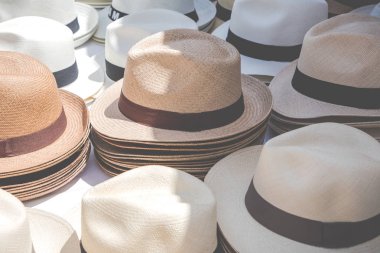 El yapımı Panama şapka geleneksel açık piyasada. Popüler 