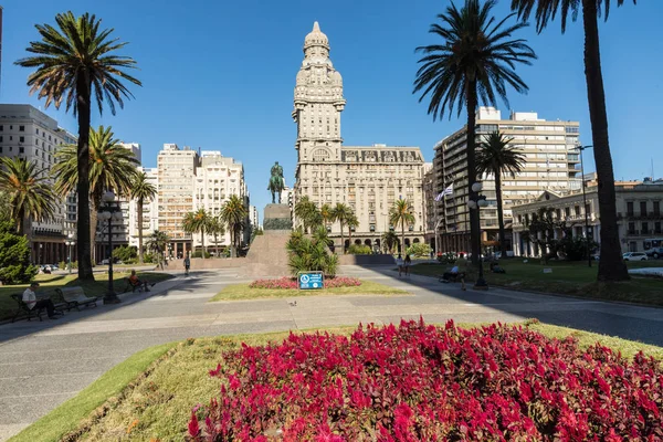 Montevideo, Uruguay - 04 Şubat 2018: Plaza indepedencia ile
