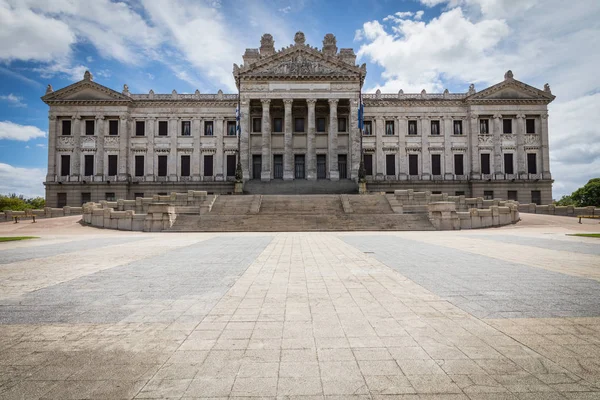 Монтевидео, Уругвай - 04 февраля 2018 года: Palacio Legislativo i — стоковое фото