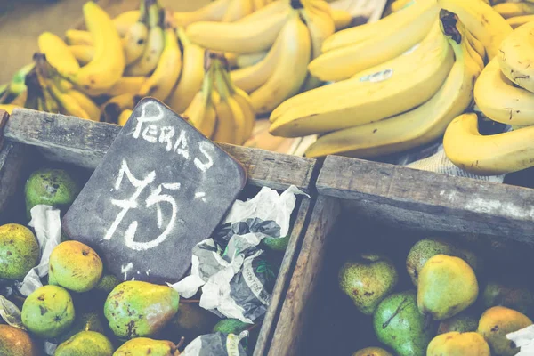 Barraca de mercado com frutas e legumes tropicais . — Fotografia de Stock