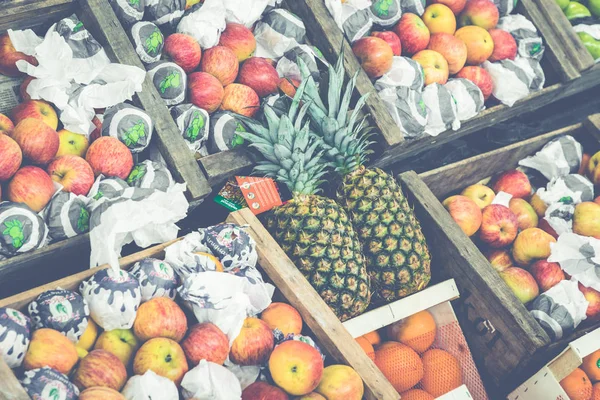 Banco del mercato con frutta e verdura tropicale . — Foto Stock