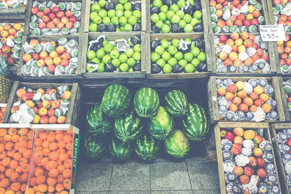 Puesto de mercado con frutas y verduras tropicales . — Foto de Stock