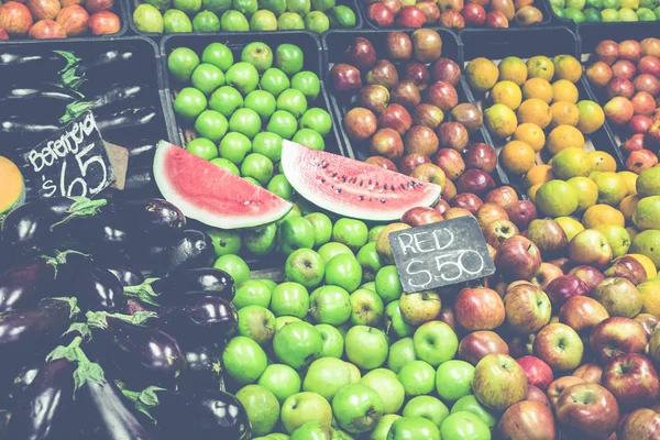 市场摊位与热带水果和蔬菜. — 图库照片