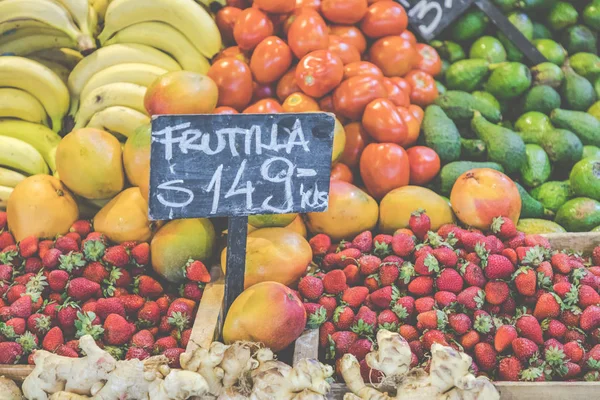 Puesto de mercado con frutas y verduras tropicales . —  Fotos de Stock