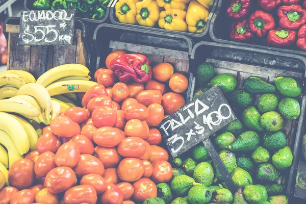 Stalle de marché avec fruits et légumes tropicaux . — Photo