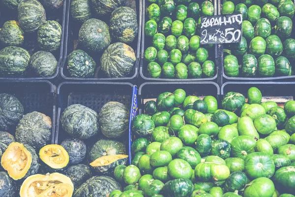 Puesto de mercado con frutas y verduras tropicales . — Foto de Stock