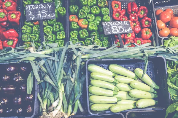 Πάγκους στην αγορά με τροπικά φρούτα και λαχανικά. — Φωτογραφία Αρχείου