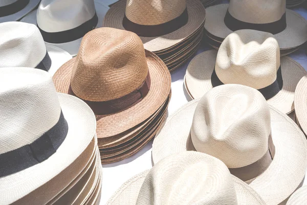 Chapeaux Panama faits à la main au marché extérieur traditionnel. Populaire — Photo